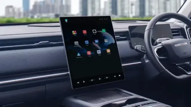 14,8-inch Screen with Apple Carplay & Android Auto